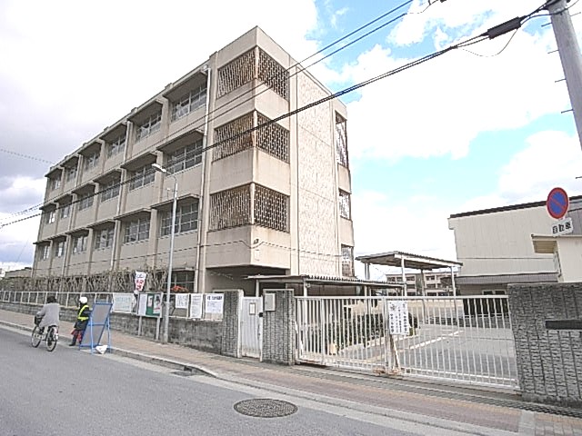 Junior high school. 700m to the center elementary school (junior high school)