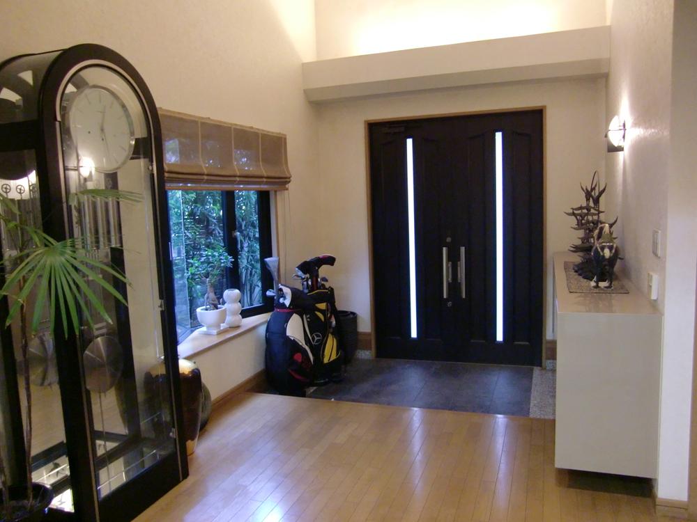 Entrance. Airy foyer with a blow