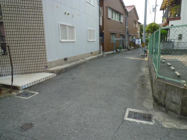 Local photos, including front road. East side Driveway Position designated road Width 4m