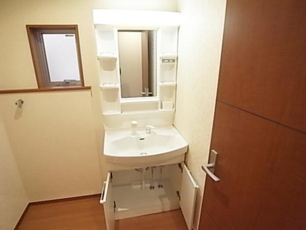 Wash basin, toilet. High-quality space is directing the room