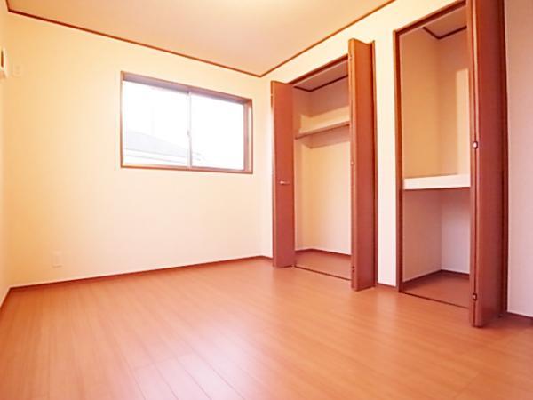 Non-living room. Spacious Jusora in all room with storage