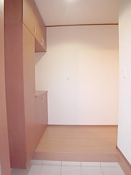 Entrance. Spacious entrance at any time in the storage enhancement