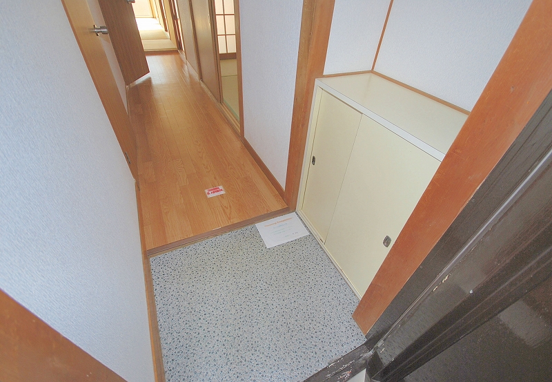 Entrance. Entrance, Cupboard