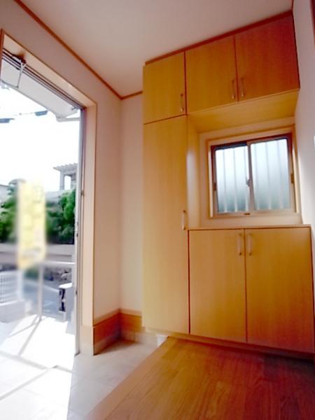 Entrance. At any time clean entrance with storage enhancement (same specifications entrance)