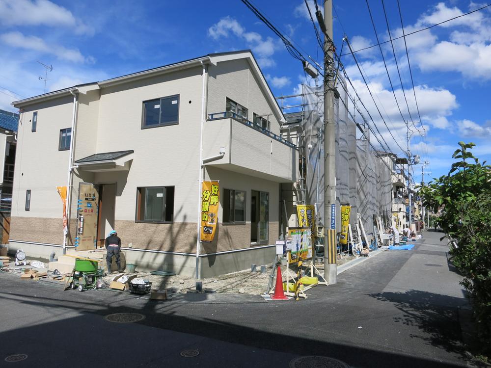 Local photos, including front road. Local (September 2012) shooting