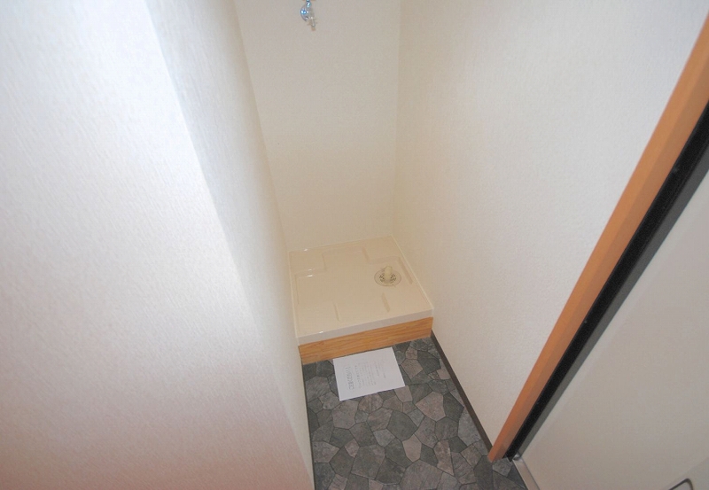 Other room space. Washing pan