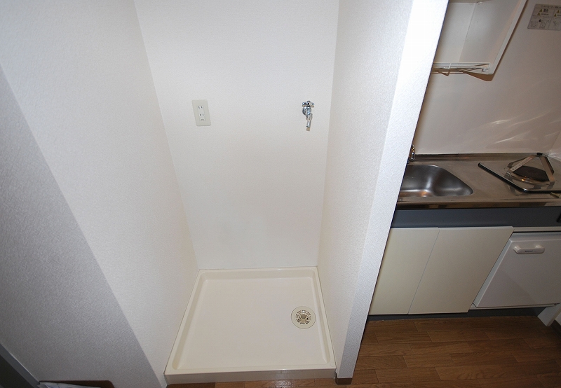 Other room space. Washing pan