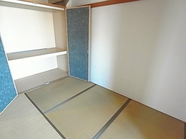 Non-living room. Bright and pleasant Japanese-style room