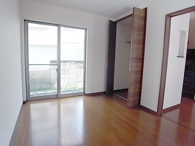 Non-living room. Bright storage enhancement