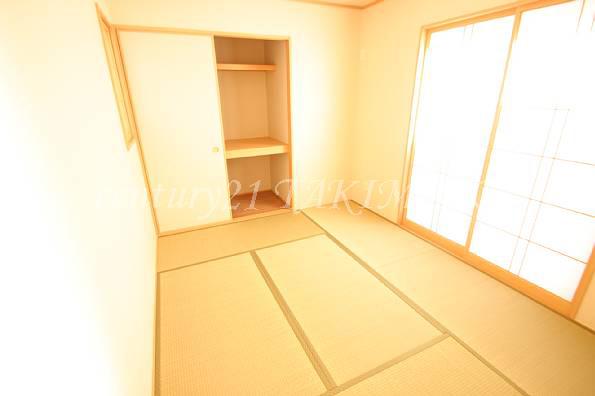 Non-living room. In the living room adjacent of the Japanese-style room, Your friends and pot party to holiday