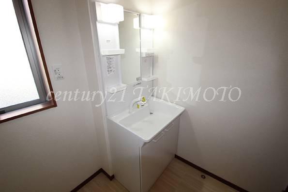 Wash basin, toilet. Storage rich and convenient wash basin is Hakadori also get dressed in the morning!