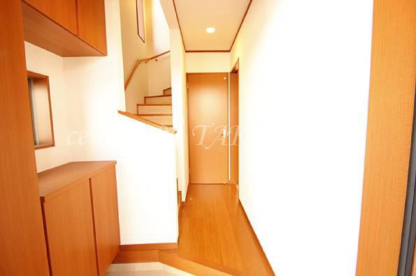 Entrance. Why not try to decorate, such as flowers are always bright entrance.