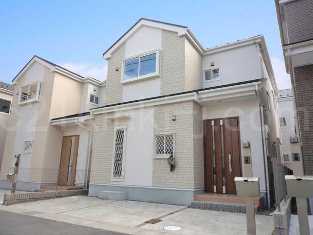 Same specifications photos (appearance). Same specifications photos (streets) All 3 House clean streets!