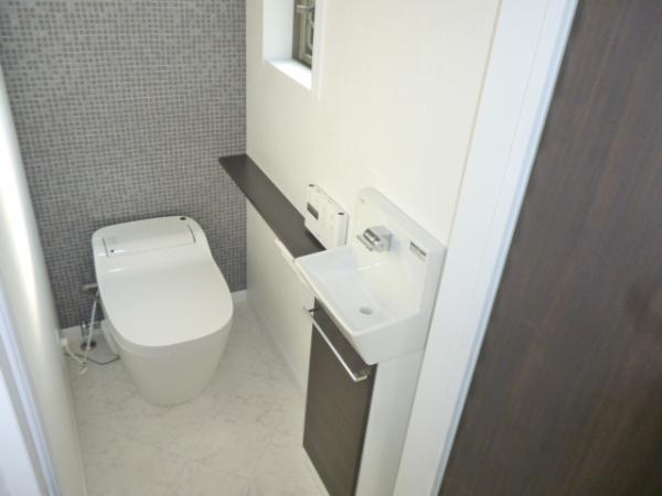 Toilet. Lid opens automatically.