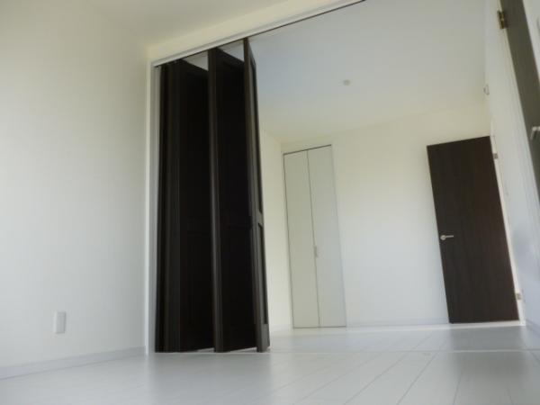 Non-living room. It is with movable partition.