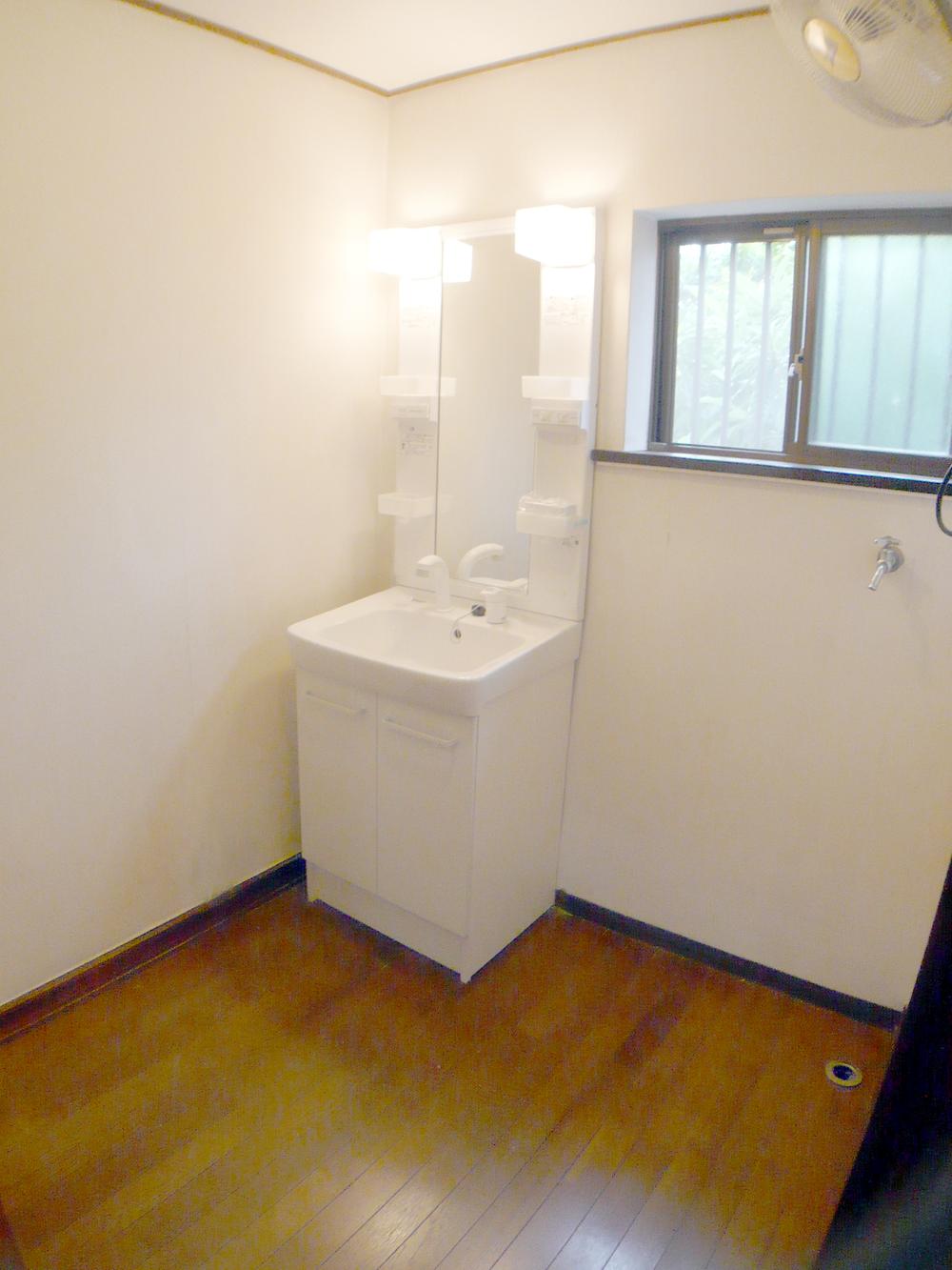 Wash basin, toilet. Shampoo dresser new