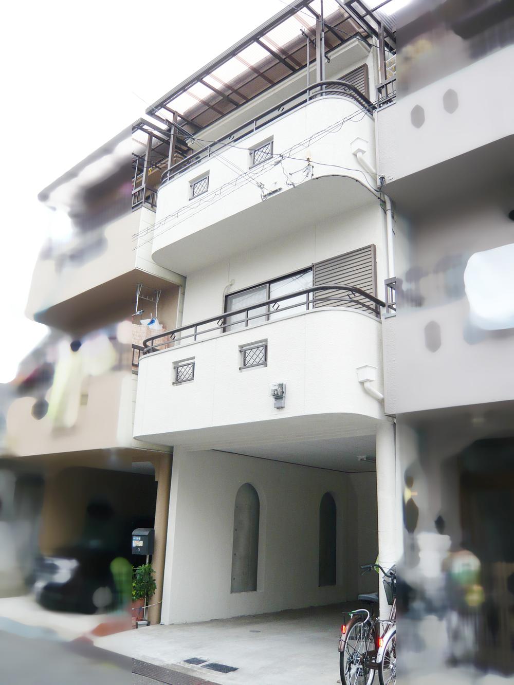 Local appearance photo. Already the front exterior wall paint