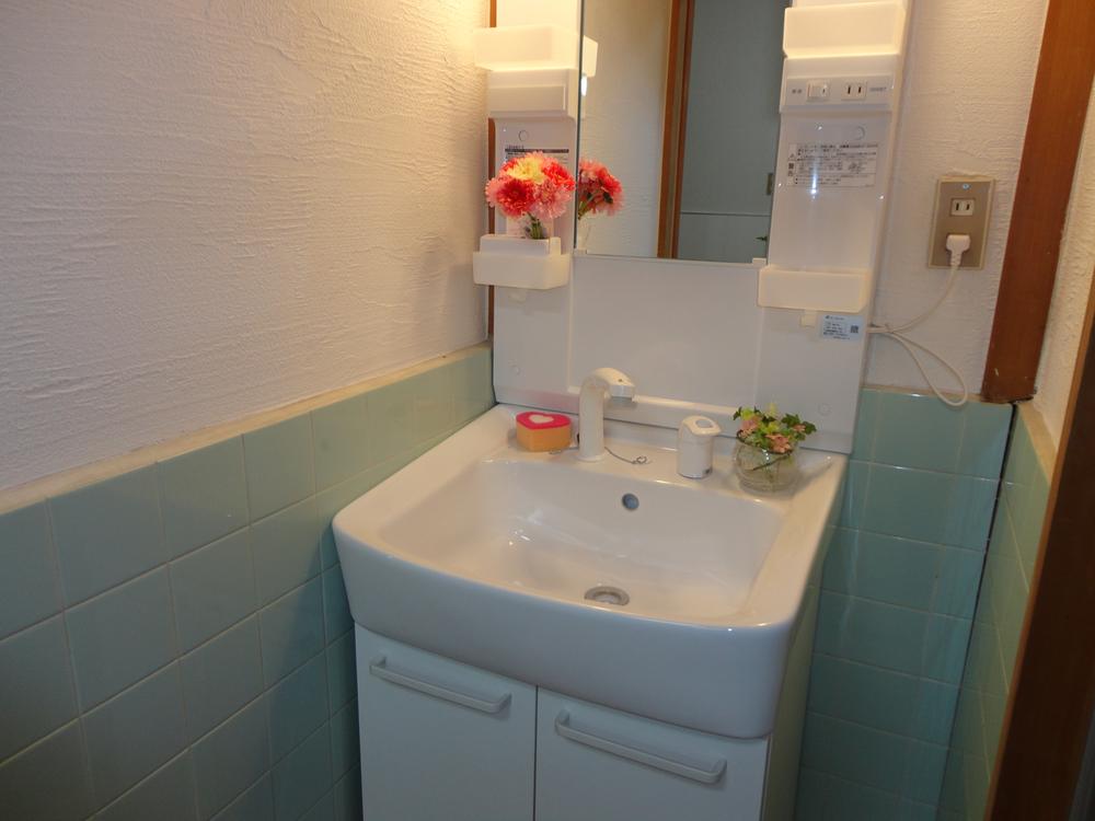 Wash basin, toilet.  ◆  ◆ New goods washstand replaced. ◆  ◆ 