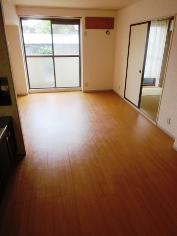 Living and room. Sunny Court Chanter