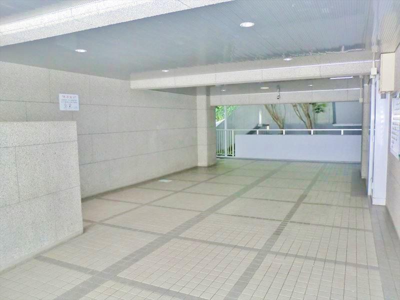 Entrance. Common areas