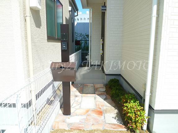 Other local. Always bright entrance! !