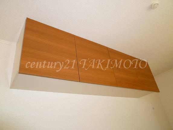 Kitchen. Hanging cupboard was to open the kitchen to put on the back.