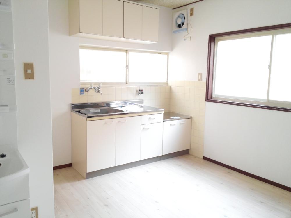 Bathroom. Dishes comfortably in the bright kitchen