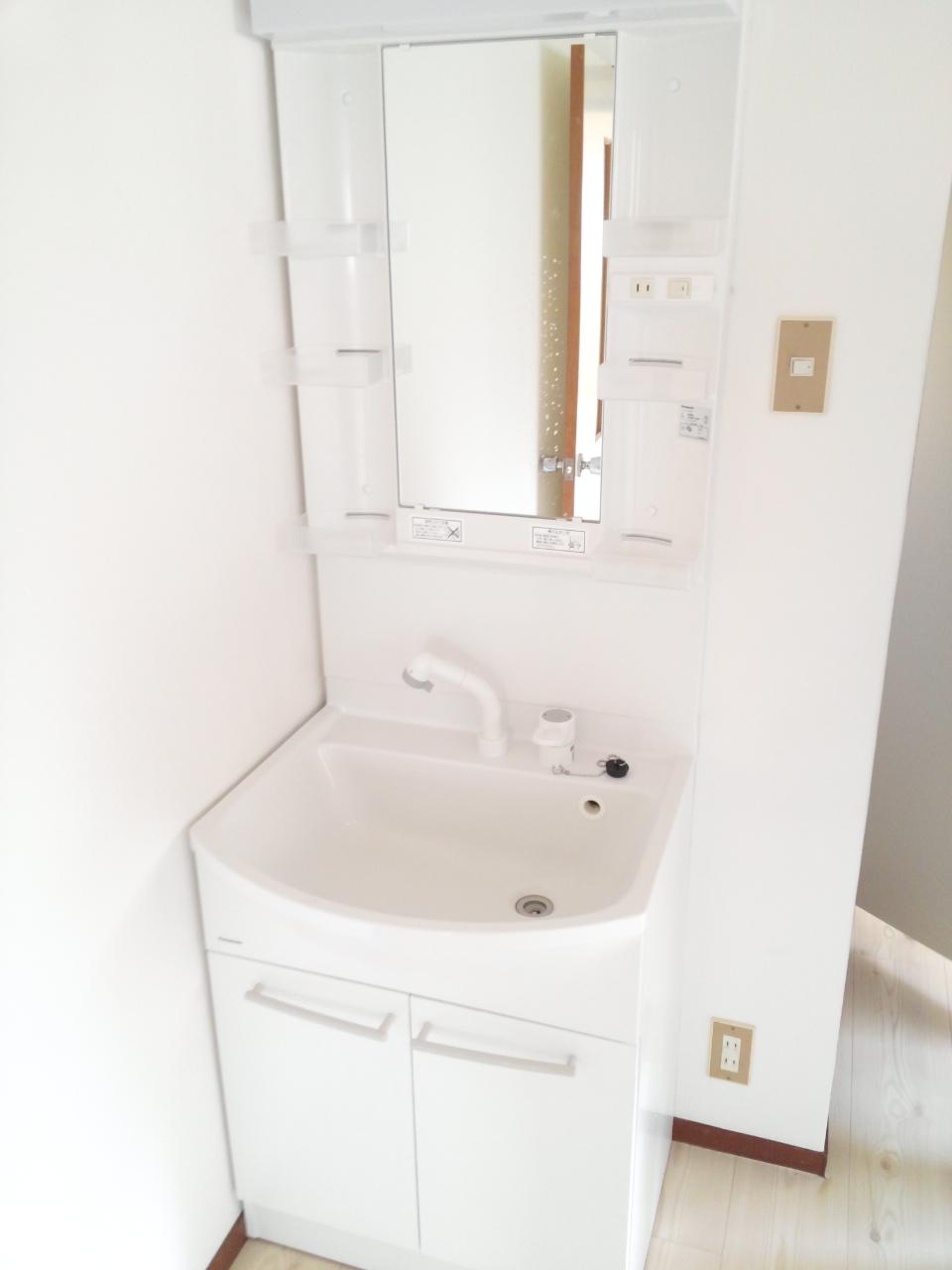 Wash basin, toilet. It was replaced also washstand. 