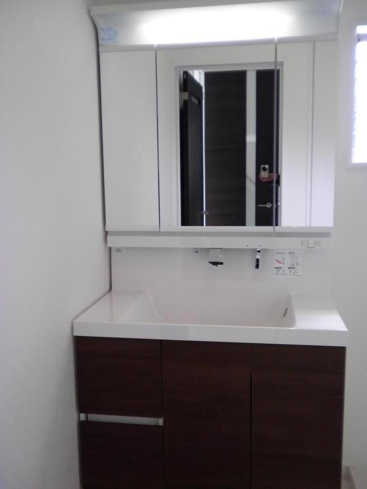 Wash basin, toilet. Wash basin