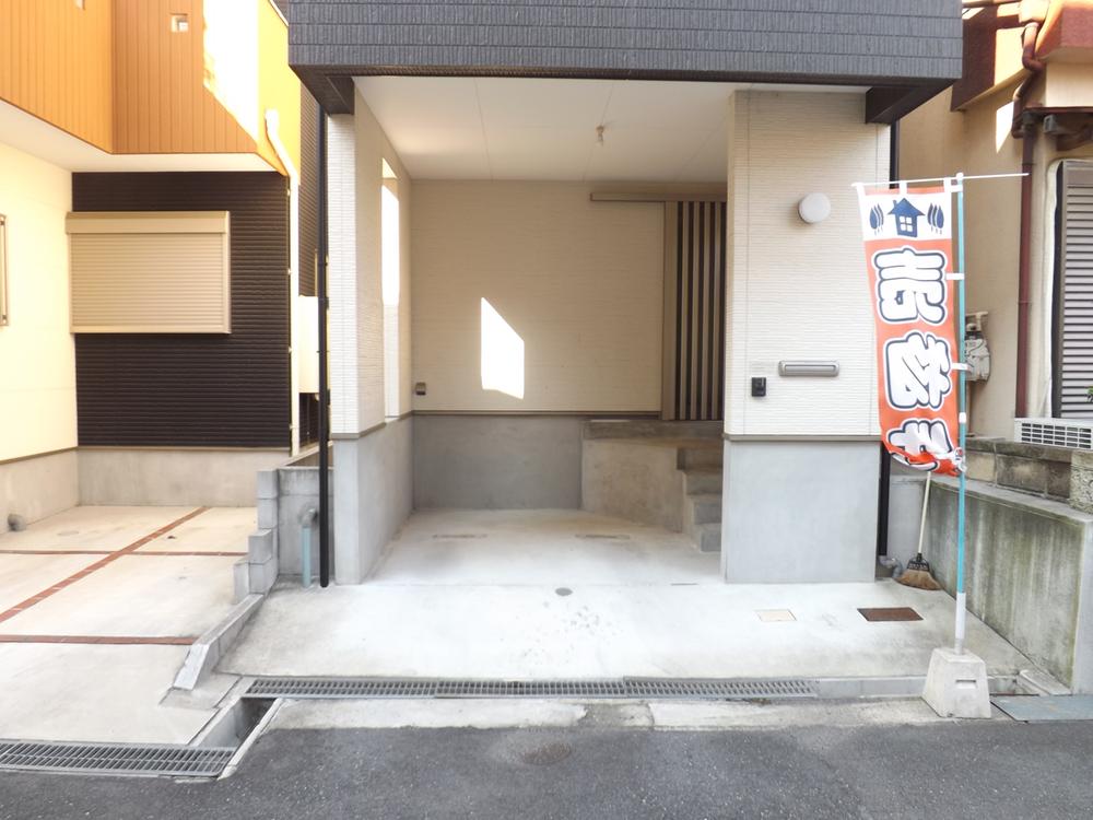 Local appearance photo. Local photos (appearance) Built-in garage! 