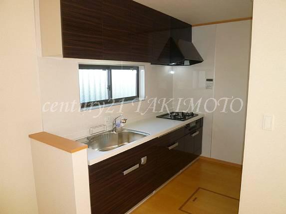 Kitchen. State-of-the-art kitchen is a breeze and out at all slide storage