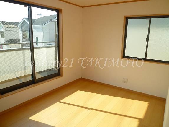 Non-living room. Bright rooms in a two-sided lighting in the children's room?!