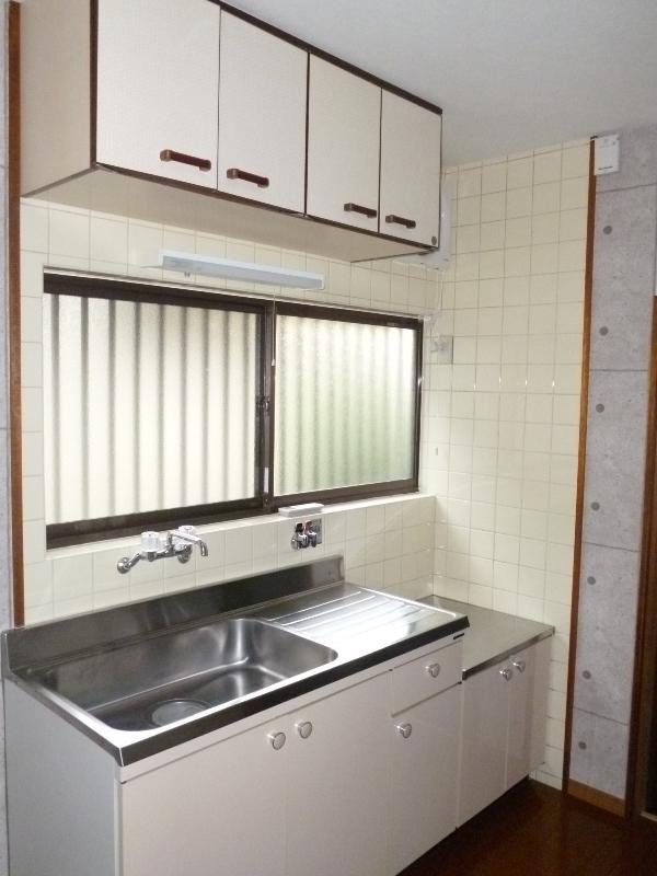 Kitchen.  ☆ There is housed in the kitchen top