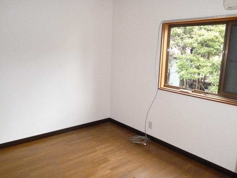 Non-living room.  [2 Kaiyoshitsu] There is a green out of the window