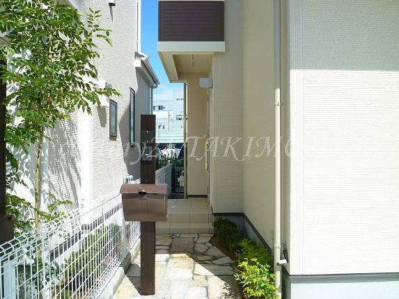 Local appearance photo. Entrance around is also beautiful many green.