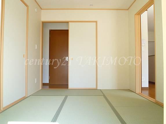 Non-living room. Pair glass used in each room! !