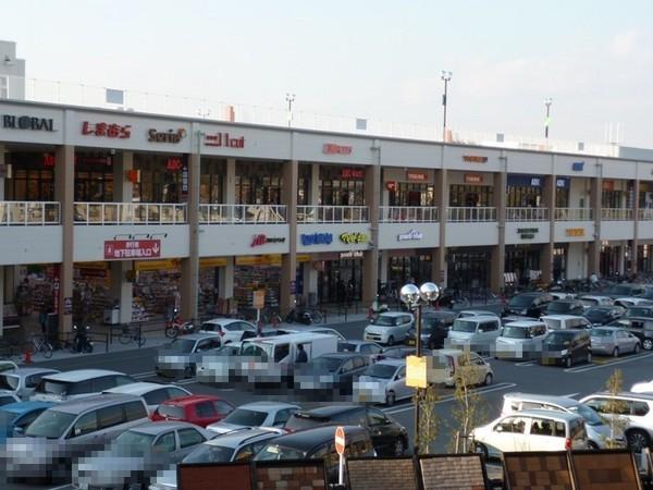 Shopping centre. 681m large home centers to Bibamoru Neyagawa