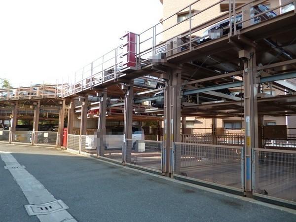 Parking lot. On-site parking