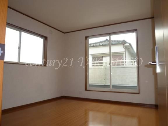 Non-living room. All rooms are two-sided lighting