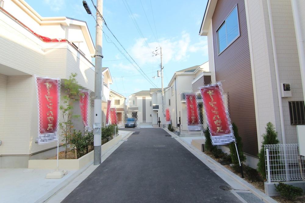 Local photos, including front road.  ◆ Frontal road