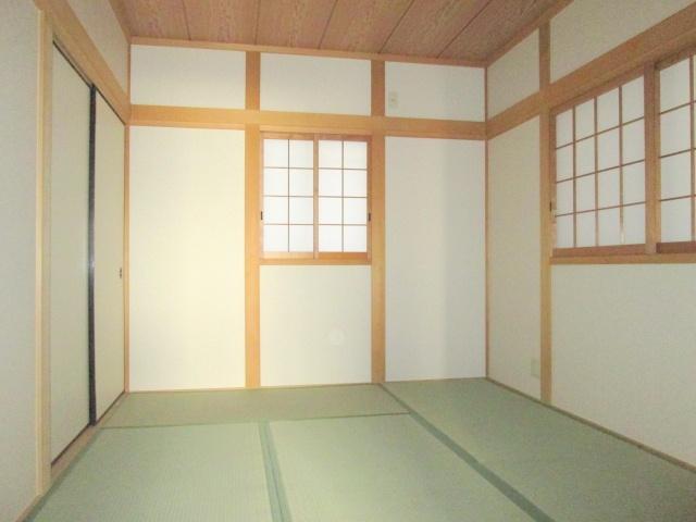 Non-living room. It is calm Japanese-style room