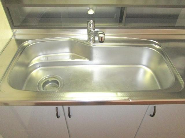 Kitchen. Work Ease large sink