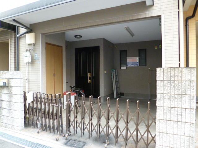 Parking lot.  ☆ Built-in garage
