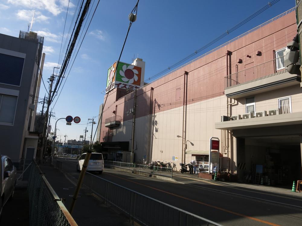 Supermarket. Izumiya Higashineyagawa to the store 373m
