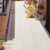 Construction ・ Construction method ・ specification. Of use to the veranda "FRP integrally molded veranda waterproof bread" is, Strongly to water leakage due to rain or snow, Because it is separate and independent from the structure of the building, Less susceptible to the influence of the shaking of an earthquake. Because it contains heat insulating material on the back side, Likely also help to prevent dew condensation (same specifications)