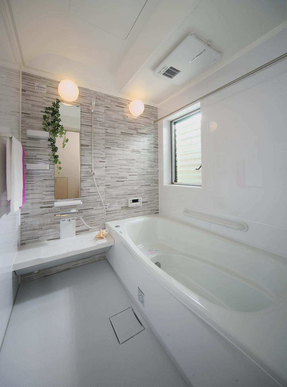 Other Equipment. The bathroom is clear of the 1616 type (1 Tsubodai), Cold hard to keep warm tub of high hot water thermal insulation properties, With heating ventilation dryer. Hot water clad in automatic ・ Reheating ・ Is an advanced type equipped with a variety of functions, such as thermal insulation. Adopted TOTO and INAX.