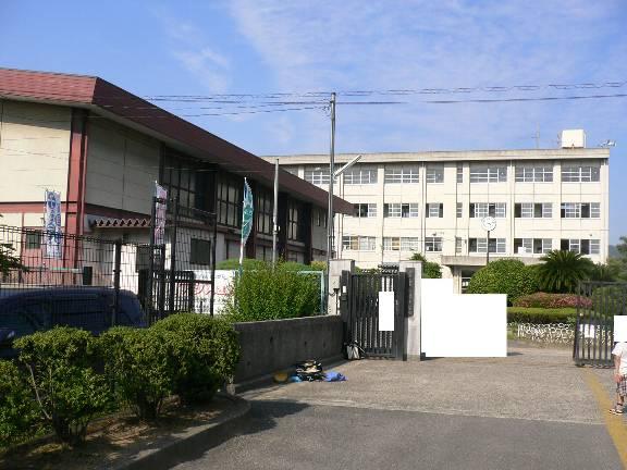Primary school. Neyagawa Municipal Horimizo to elementary school 913m