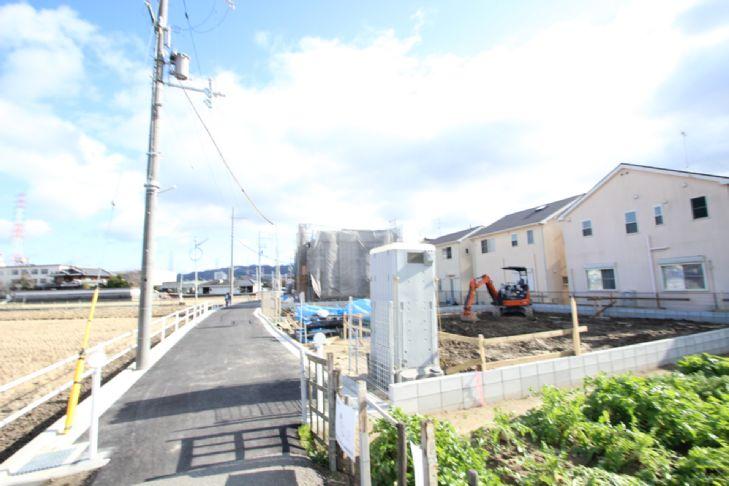 Local photos, including front road. There is a sense of relief because there is no building on the front of the property!