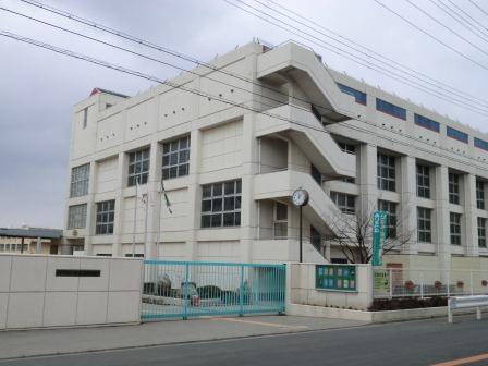 Junior high school. Neyagawa municipal second junior high school (junior high school) up to 669m