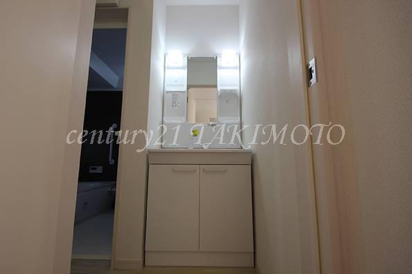 Wash basin, toilet. Easy morning of Dressing in storage rich and convenient wash basin